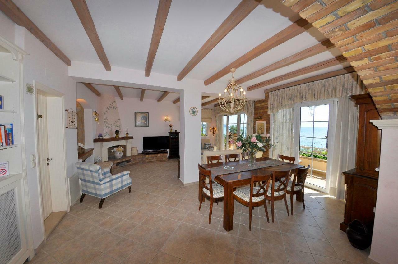 Villa Romantica Pérama Exterior foto